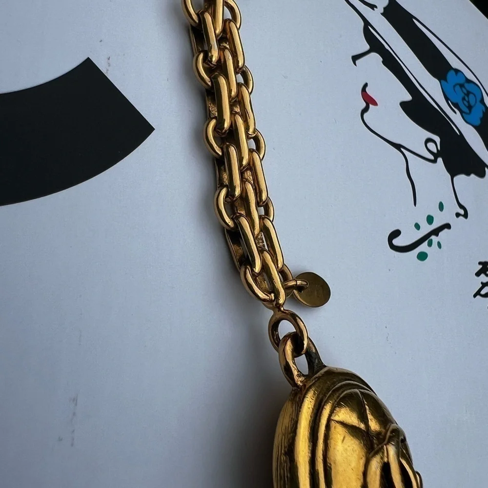 CHANEL VINTAGE CC MEDALLION GOLD CHAIN BAG CHARM / KEYCHAIN - Picture 7 of 7